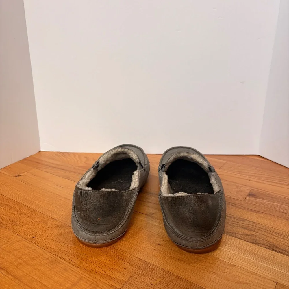 OluKai Kipuka Hulu Mens 12 Grey Leather Shearling Lined Slippers 10450-2626